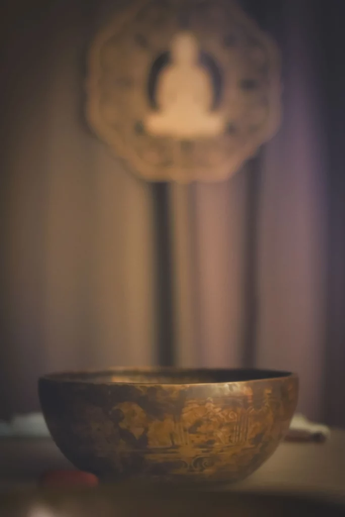 table massage à deshaies avec bol tibétain et bouddha