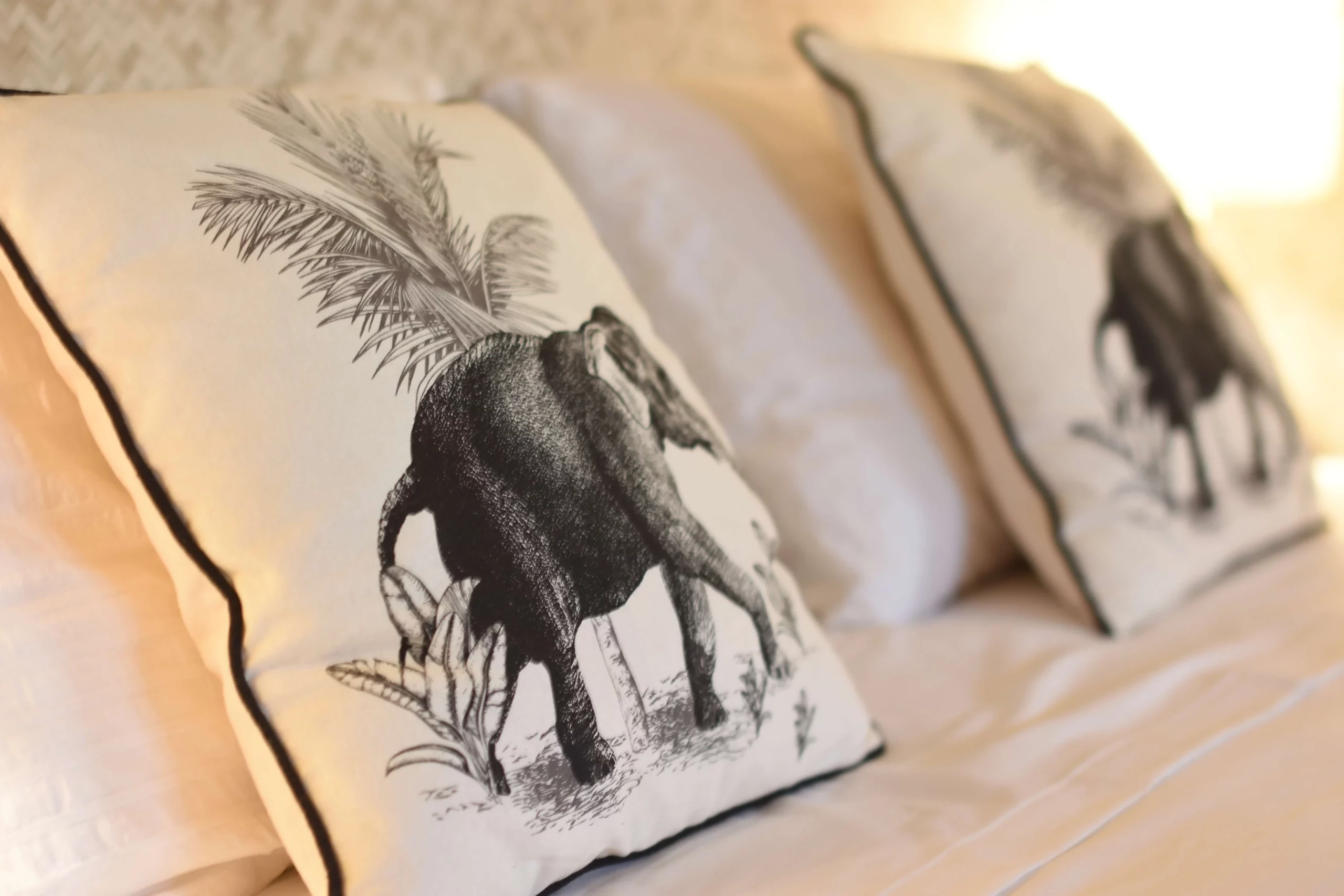 Coco, coussins beige avec impression éléphants noir hébergement coco carïb Deshaies Guadeloupe