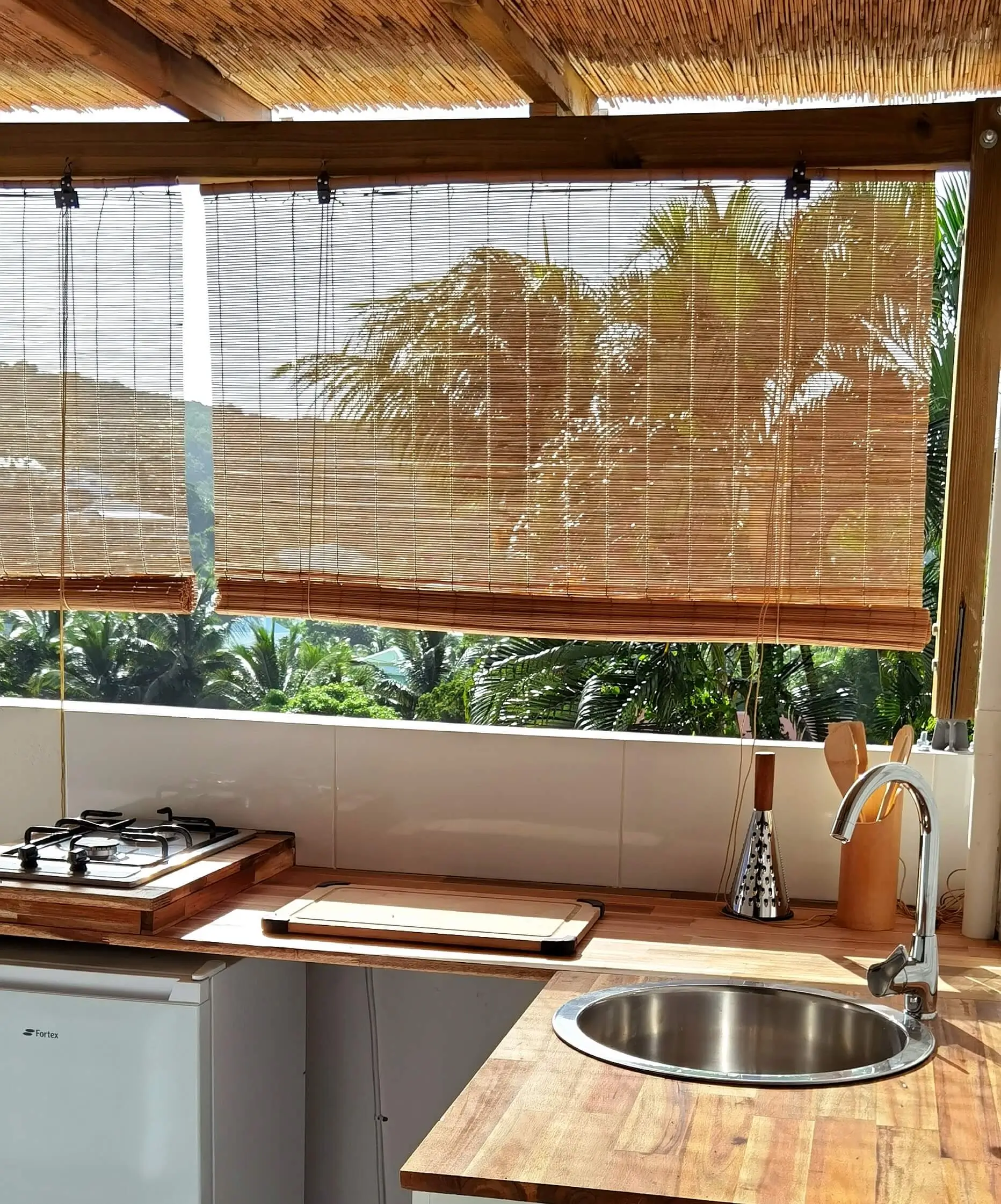 cuisine ouverte sur jardin, vue mer hébergement coco carib