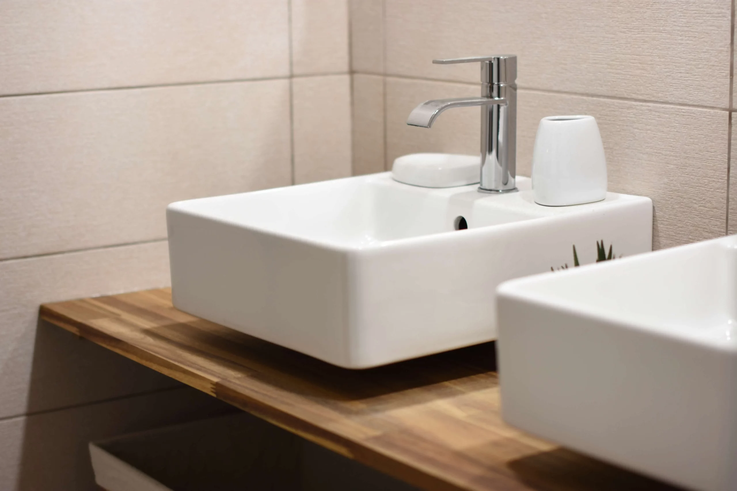 doubles vasque blanches sur planche bois exotique hébergement Bohème Carïb Deshaies Guadeloupe