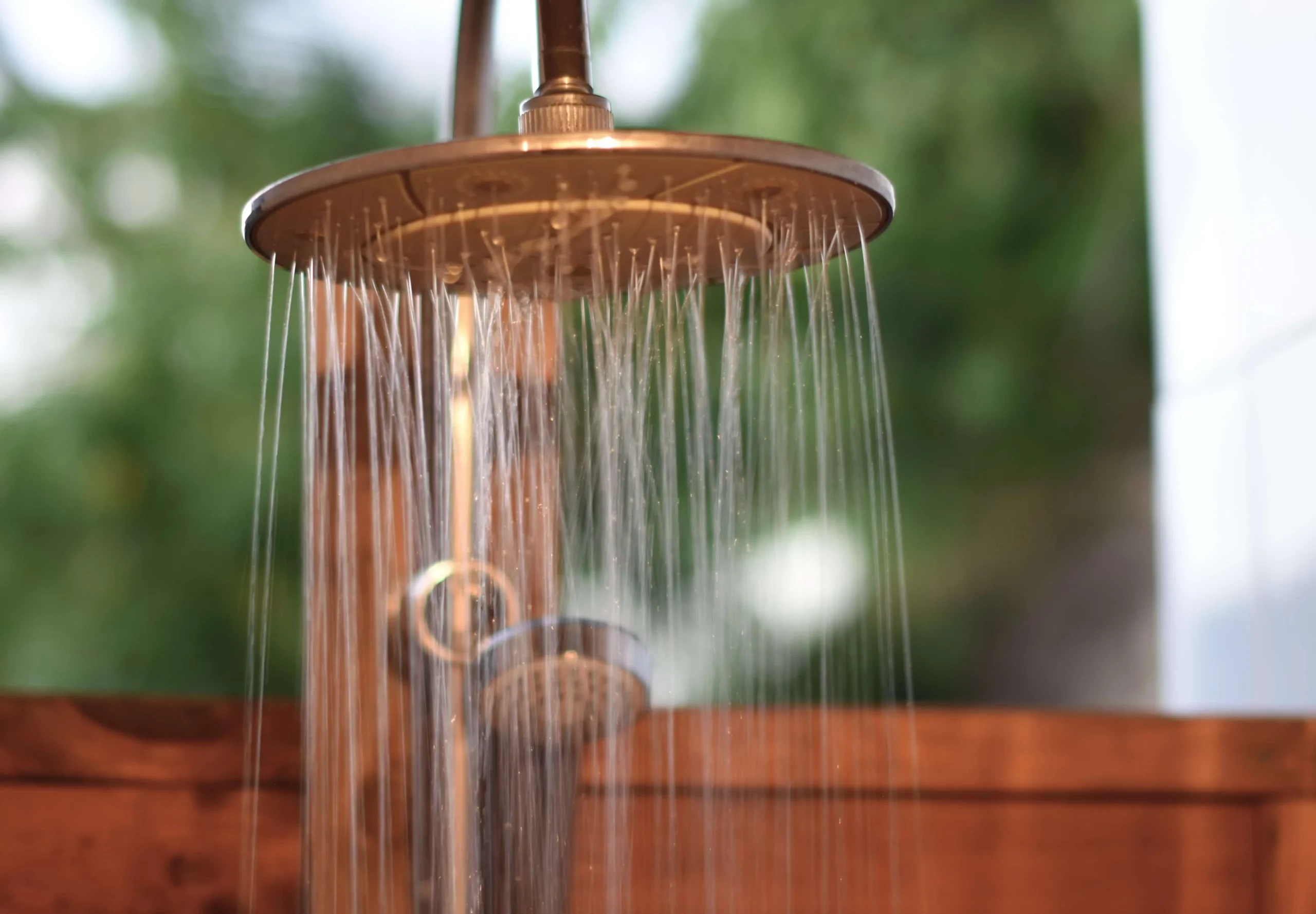 douche a ciel ouvert sur végétation et panneau bois arrière hébergement coco carib Deshaies Guadeloupe