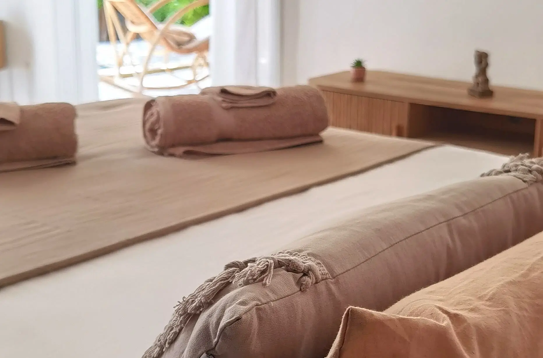 lit marron beige serviette bain enroulées vue terrasse hébergement Bohème Carïb Deshaies Guadeloupe