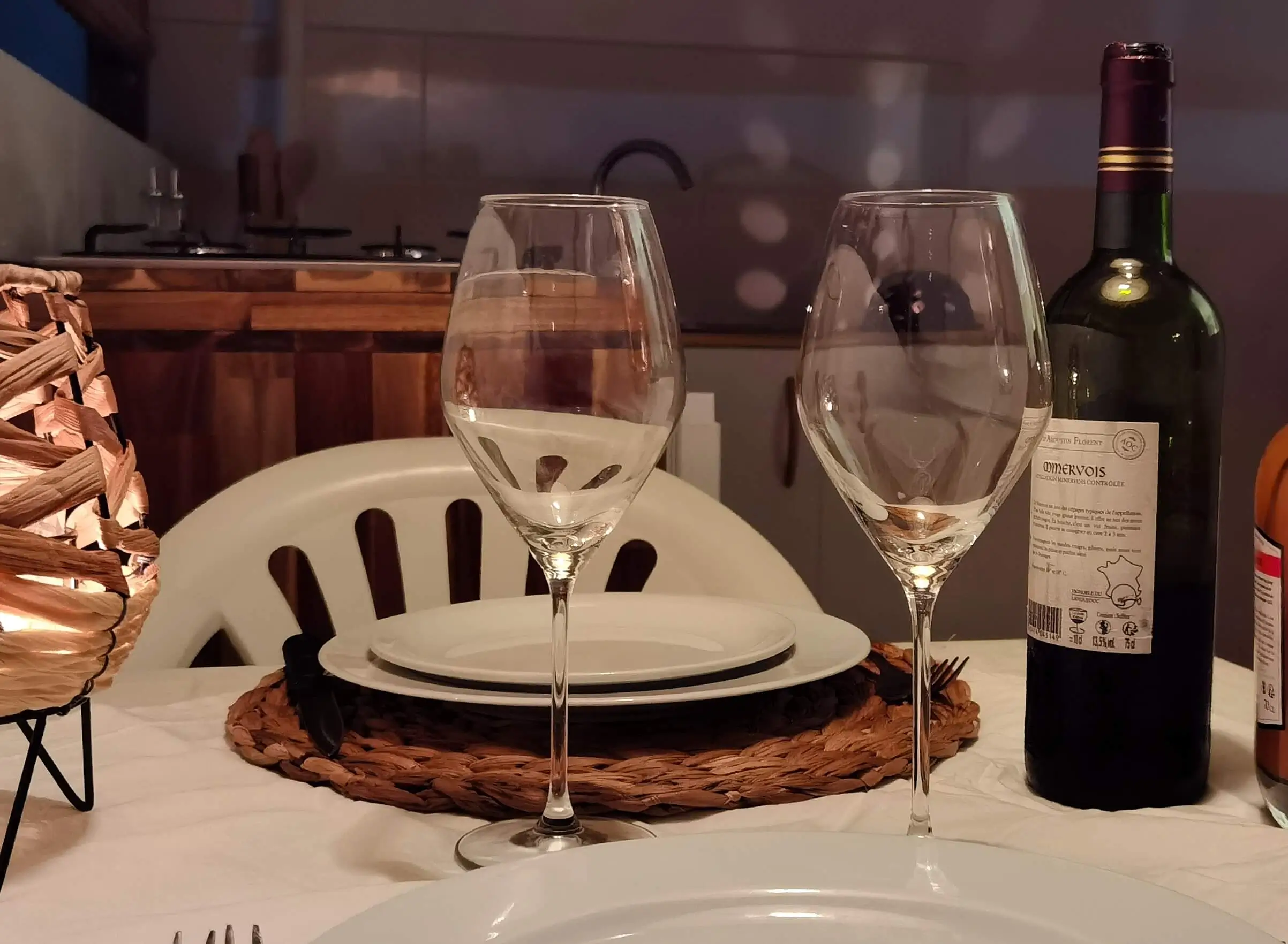 mise en table avec verre a vin et bouteille vin rouge hébergement coco carib Deshaies Guadeloupe