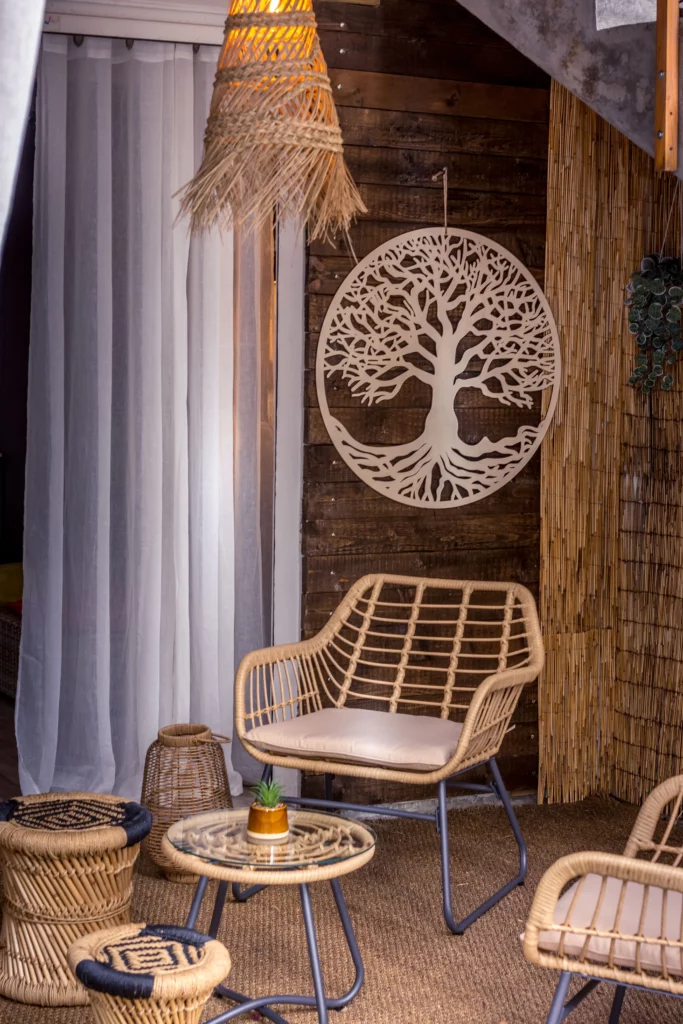 Espace massage deshaies detente avec chaise osier et petite table arbre de vie en déco