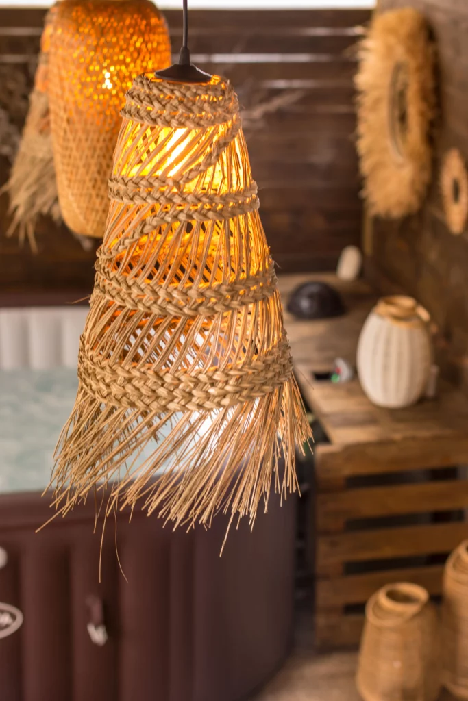 espace détente massage deshaies jacuzzi et deco bali avec lampe paille