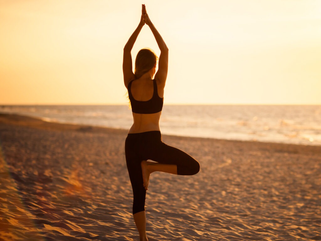 yoga sur plage face à la mer