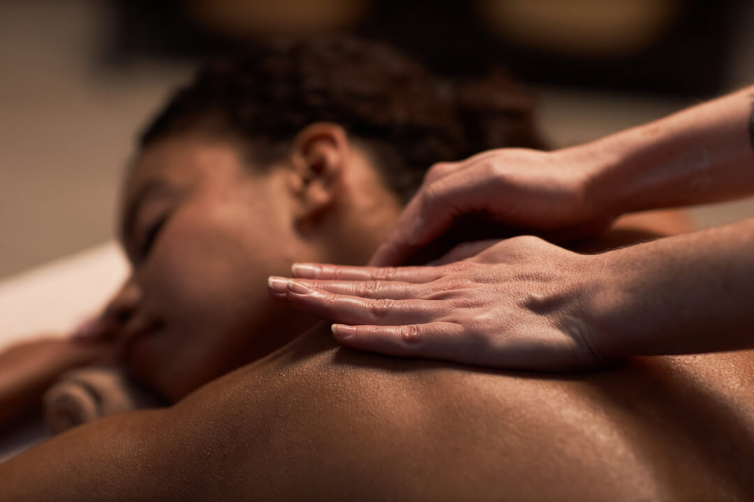 Massage des épaules pendant un soin de ressourcement à Deshaies, Guadeloupe