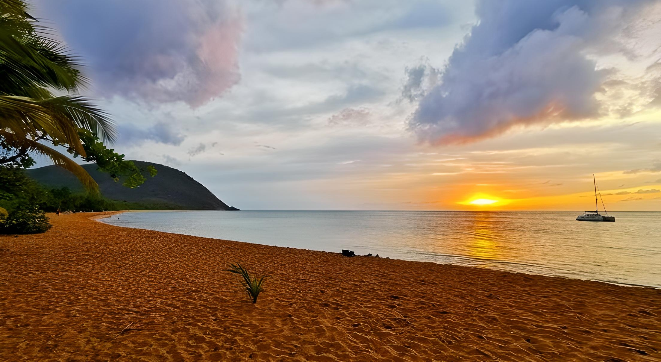 Plage de Grande Anse à Deshaies, sable doré et mer des Caraïbes