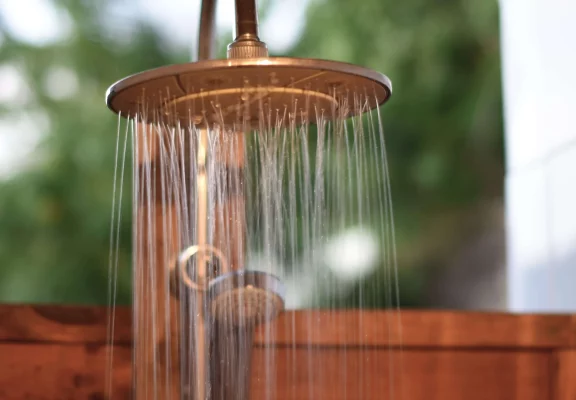 douche a ciel ouvert sur végétation et panneau bois arrière hébergement coco carib Deshaies Guadeloupe