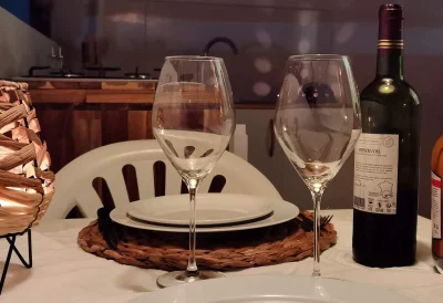 mise en table avec verre a vin et bouteille vin rouge hébergement coco carib Deshaies Guadeloupe
